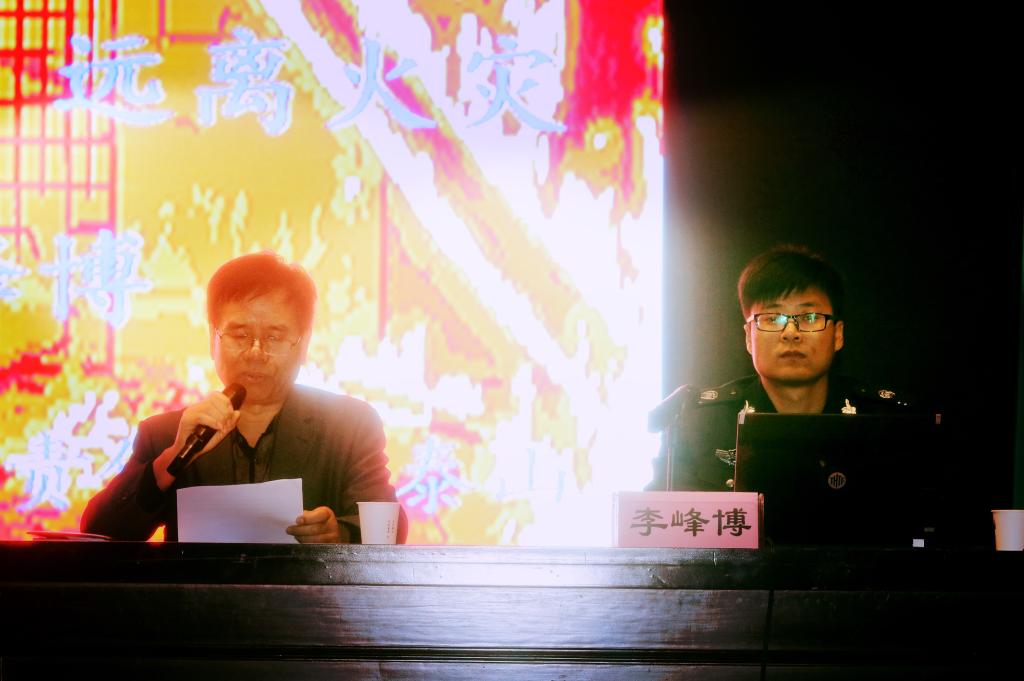 开讲前郭宝东向大家介绍高级教官李峰博