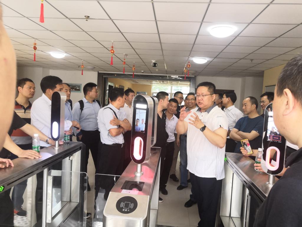 技术人员介绍出入控制系统