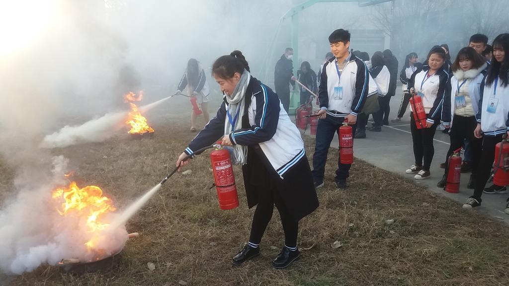 学生正在实操演练