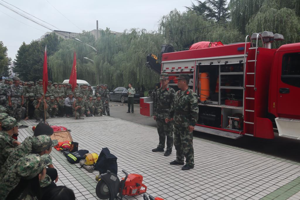 教官介绍消防装备