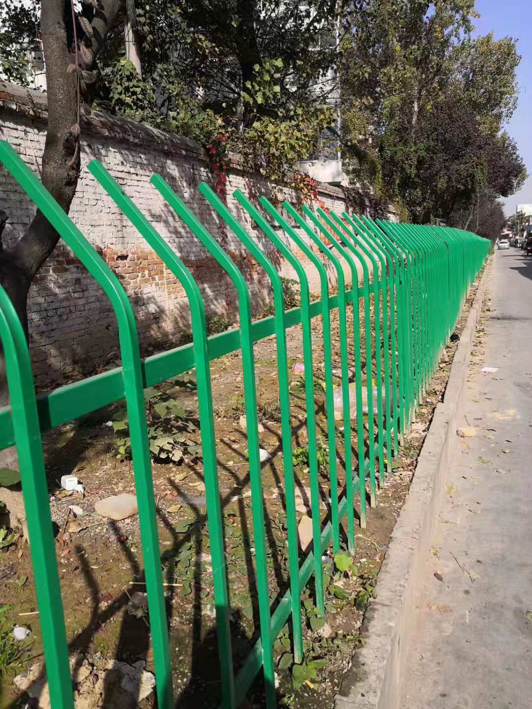 财东路防护栏安装效果