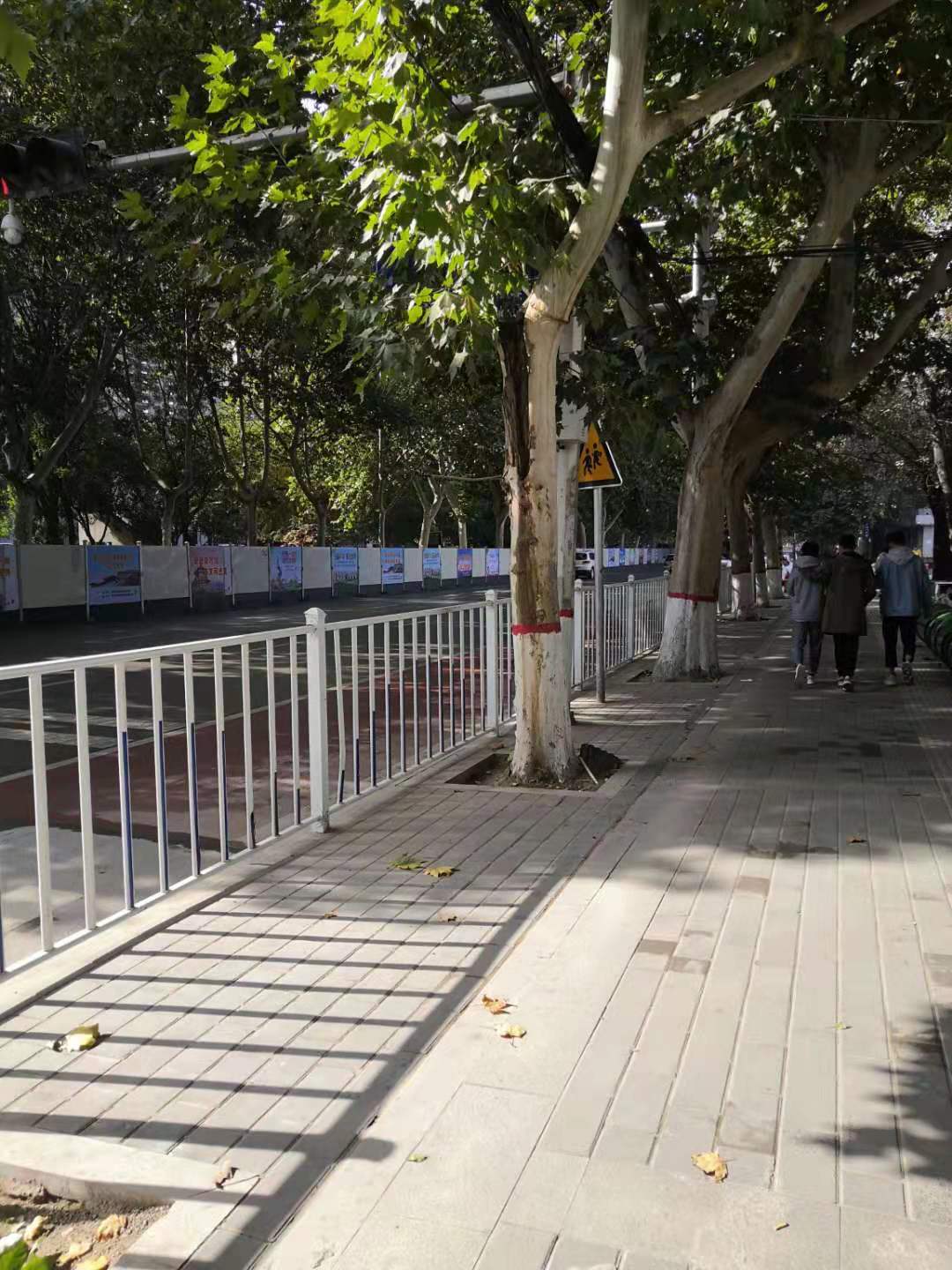 文林路防护栏安装效果